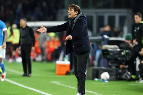 تقارير: كونتي يتخذ قرارًا حاسمًا بشأن مستقبله مع نابولي